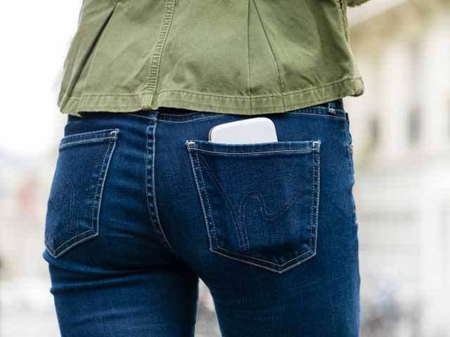 <p><strong>Arka cepte</strong></p>

<p>Cep telefonunuzu pantalonunuzun arka cebinde taşımak size rahat gelebilir ancak, bazı sorunları da beraberinde getirebilir. Bu durum ayak veya karın ağrılarına neden olabilir ya da kolaylıkla yere düşüp kırılabilir.</p>
