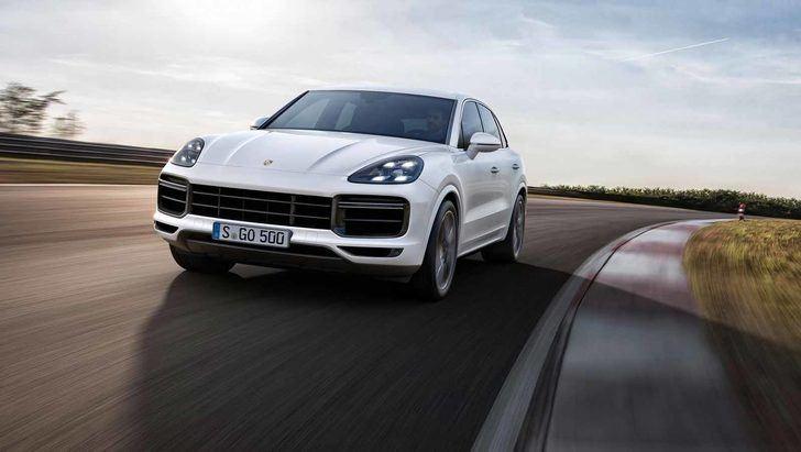 <p>Dört kapı, yerden yükseltilmiş süspansiyon, ikinci sıra koltuk arkasında sağlam bir yükleme alanı genel formülüyle tasarlanan modellerden birisi olan 2018 Porsche Cayenne, tamamen yeni olsa da Stuttgartlı markanın eski SUV'sini hâlâ andırıyor.</p>
