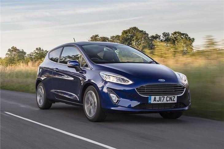 <p>Ford'un B segmentindeki yenilenen modeli Fiesta'ya, "Ford Options" kredi seçeneği ile ayda 705 lira taksitle sahip olunabilirken, "Ford Options" kredisi ile araç alımlarında tavsiye edilen anahtar teslim fiyatı üzerinden de 3 bin lira indirim avantajından yararlanılabiliyor.</p>
<p>Custom ve Ranger modellerinde 4 kış lastiğini ÖTV ve KDV dahil olarak bin 200 liraya alma fırsatı sağlayan Ford, ayrıca tüm binek modeller ile Tourneo Courier ve Transit Courier'de yine aralık ayında Axa FKasko satın alımında poliçe fiyatından 400 lira indirim sunuyor.</p>