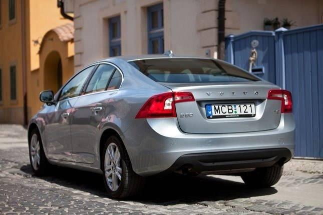 <p>Üstün güvenlik teknolojileriyle keyifli ve güvenli bir sürüşle konforu bir adım ileriye taşıyan Volvo S60 Premium, donanımlı Premium Paket T3, ilham verici tasarımıyla hayatın ritmini şimdi daha avantajlı fiyatlarla yakalıyor.</p>
<p>Xenon far, gerçek deri koltuklar, elektrikli ve hafızalı sürücü koltuğu, ısıtmalı ön koltuklar, aksesuar olarak arka kamera ve 8'' TFT gösterge paneli bulunan Premium Paket T3, S60 Premium'la birlikte 149 bin 900 TL ile otomobil tutkunlarıyla buluşuyor.</p>
<p>S60 Premium ve Premium Paket T3, Volvo yetkili satıcılarında S60'la dinamizmi yakalamak isteyen kullanıcıları bekliyor.</p>
