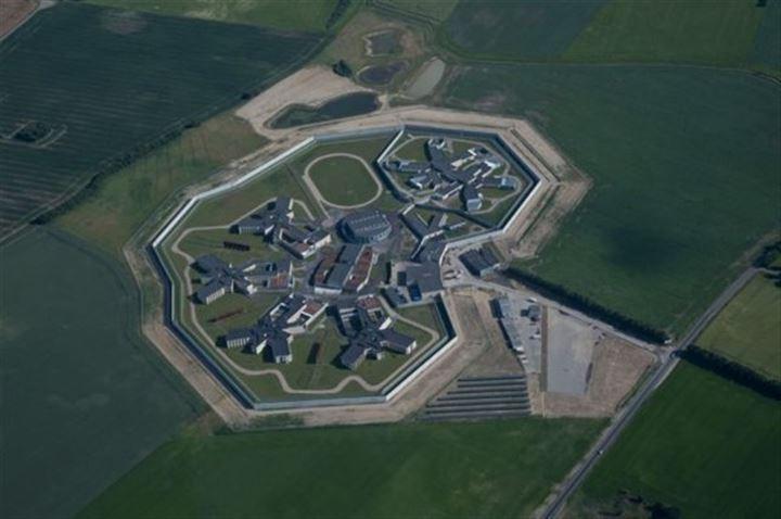 <p>Tek kişilik h&uuml;crelerin her biri doğaya bakan g&ouml;r&uuml;ş a&ccedil;ısına ve 13 metrekarelik bir alana sahip. Ayrıca h&uuml;crelerde mini buzdolabı ve televizyon var.</p>

<p>​</p>
