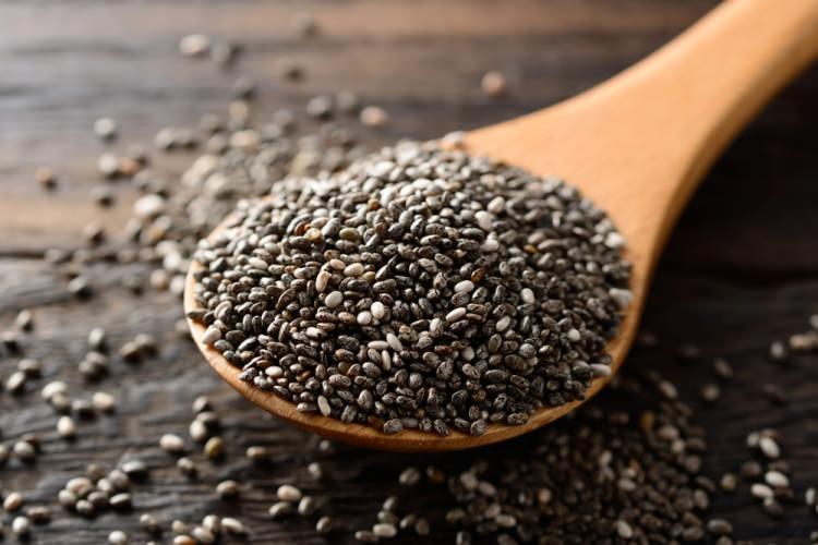 <p><strong>Chia tohumu</strong></p>
<p>Son dönemde zayıflamak isteyenlerin sıkça tervih ettiği chia tohumu, içerdiği lif sayesinde uzun süre tok kalmanızı sağlar ve tatlı isteiğinizi keser.</p>