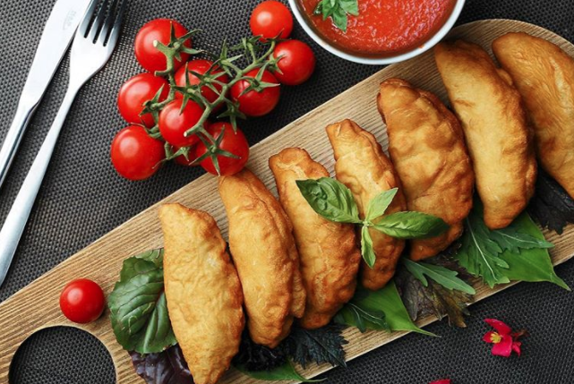 <p>Pirozhki </p>

<p>Bizdeki çiğ böreği andıran pirozhki Rusya'nın en sevilen aperatiflerinden biri. Sadece sokaklarda satılmakla kalmayıp Rus kadınların da yapmayı en sevdiği yiyecek...</p>
