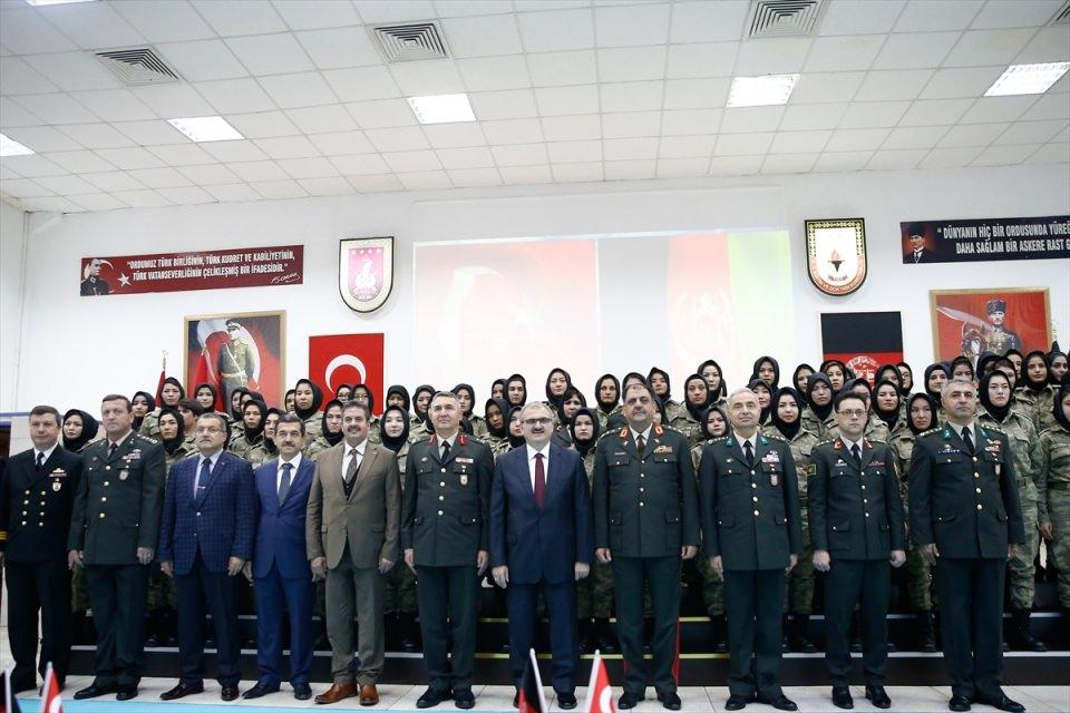 <p>Gharib, ortak bağlılıkları, kültürel, dini ilişkiler fazla olduğu için her zaman Türkiye'yi tercih ettiklerine dikkati çekerek, 97 sene önce ilk askeri öğrencileri ve sağlık konusunda doktor olacak öğrencileri Türkiye’ye eğitim için gönderdiklerini, benzer eğitim faaliyetlerinin o tarihten beri sürdüğünü ifade etti.</p>

<p> </p>
