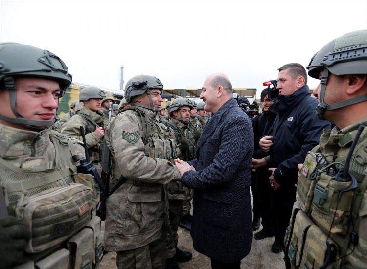 <p>Bakan Soylu, askerleri ziyareti sırasında Cumhurbaşkanı Erdoğan ile telefonda görüştü, bölgedeki operasyonlara ilişkin Erdoğan'a bilgi verdi.</p>
