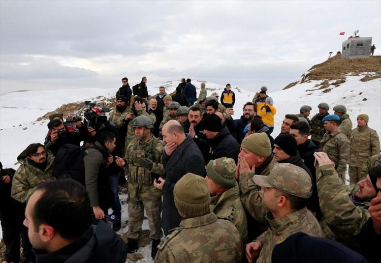 <p>Askerlerin aileleriyle buluşacakları günleri dua ile temenni ettiğini belirten Erdoğan, şunları söyledi:<br />
<br />
"Bugüne kadar verdiğiniz bu mücadeleler hem millet hem de hak katında sizleri sürekli olarak yüceltmektedir. Bu vesileyle şehitlerimize Allah'tan rahmet diliyorum. Gazilerimize Allah'tan şifalar temenni ediyorum. Sizleri tüm şahsım ve milletim adına en kalbi duygularımla selamlıyorum. 2018 bizler ve milletimiz için inşallah başarılar ve zaferlerle dolu olsun diyorum. Kato Dağı tarih yazdı. Her yerde de Kato Dağı'nı hayırla yad ediyoruz, anıyoruz."</p>