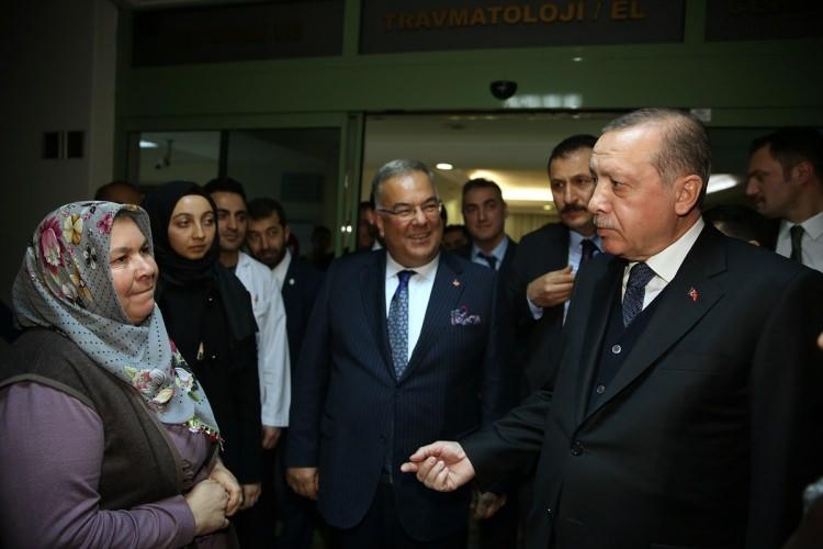 <p><strong><span style="color:#FFFF00">Öte yandan Sevgi adında bir vatandaş, Cumhurbaşkanı Erdoğan'a yeni doğan torunu için isim vermesini istedi. Cumhurbaşkanı Erdoğan, vatandaşın torununa Hatice ismini verdi.</span></strong></p>