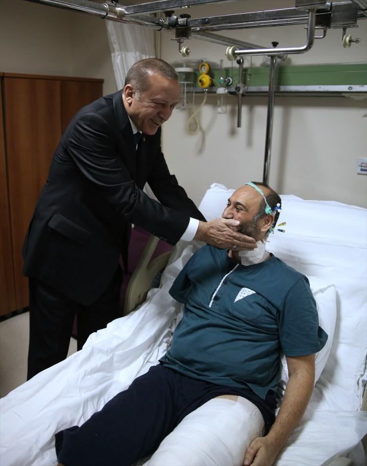 <p>Cumhurbaşkanı Recep Tayyip Erdoğan, Etlik'teki Gülhane Eğitim ve Araştırma Hastanesinde tedavi gören Özel Harekât Polisi Seyithan Keskin ve elektrik akımına kapılarak ağır yaralanan Harun Polat'ı ziyaret etti.</p>
