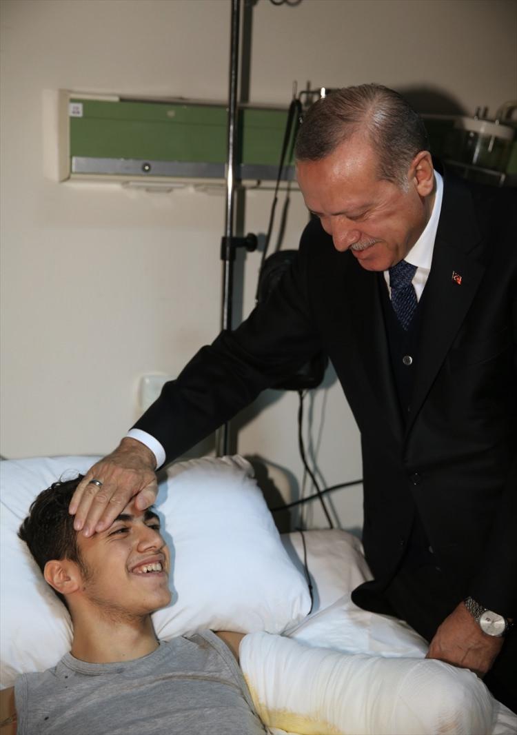 <p>Erdoğan ve Yıldırım, elektrik akımına kapılarak ağır yaralanan Harun Polat'ı ziyaret etti.</p>

