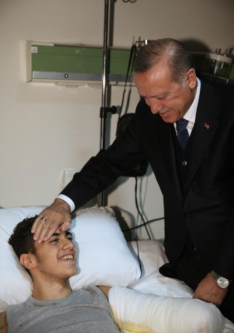 <p>Erdoğan ve Yıldırım, elektrik akımına kapılarak ağır yaralanan Harun Polat'ı ziyaret etti.</p>