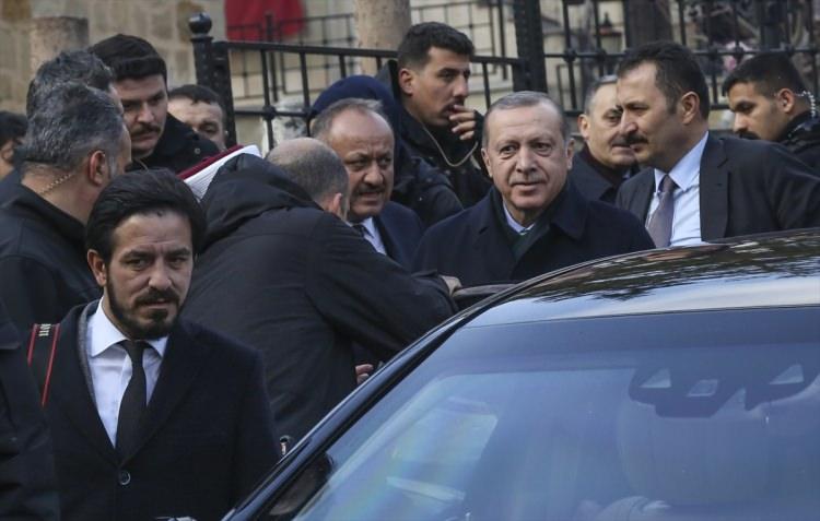 <p>Cumhurbaşkanı Erdoğan, Kastamonu ziyaretinde bir restoranda vatandaşlarla sohbet etti ve Şeyh Şaban-ı Veli Külliyesi'ni de ziyaret etti.</p>
