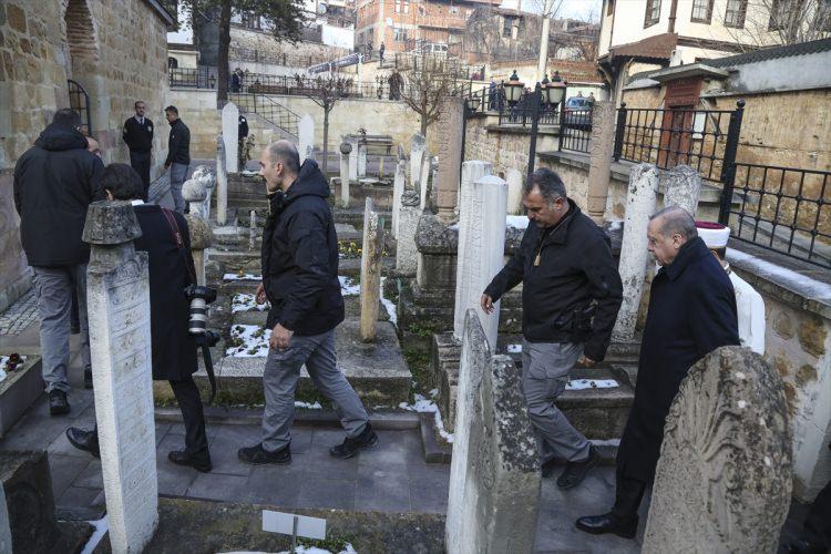 <p>Cumhurbaşkanı Erdoğan, ardından Şeyh Şaban-ı Veli Külliyesi'ni ziyaret ederek dua etti.</p>