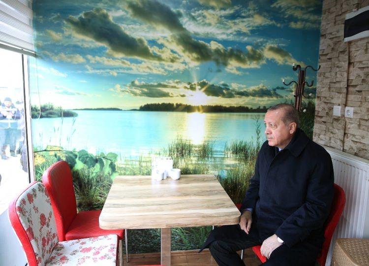 <p>AK Parti İl Kongresi'ne katılan Cumhurbaşkanı  Recep Tayyip Erdoğan, kendisine börek ikram etmek isteyen esnafın davetini kabul etti. <br />
 </p>
