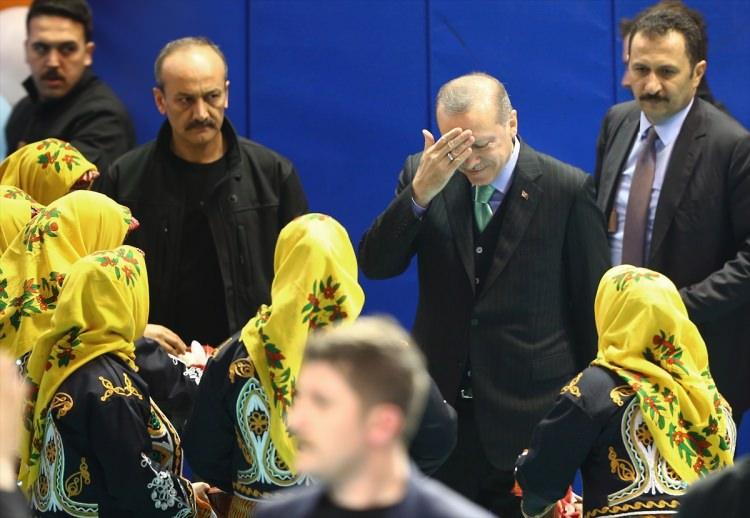 <p>Cumhurbaşkanı ve AK Parti Genel Başkanı Recep Tayyip Erdoğan, partisinin Sinop 6. Olağan İl Kongresine katıldı. Cumhurbaşkanı Erdoğan, partilileri selamladı.</p>