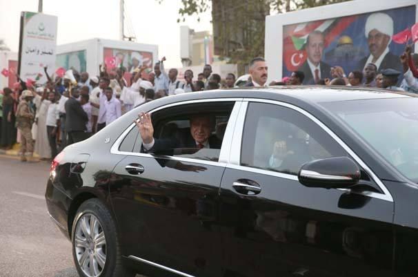 <p>Afrika turuna &ccedil;ıkan Cumhurbaşkan Recep Tayyip Erdoğan,d&uuml;n gittiği Sudan'da Cumhurbaşkanı&nbsp; &Ouml;mer El Beşir tarafından havalimanında resmi t&ouml;renle karşılandı.&nbsp;</p>

<p>&nbsp;</p>
