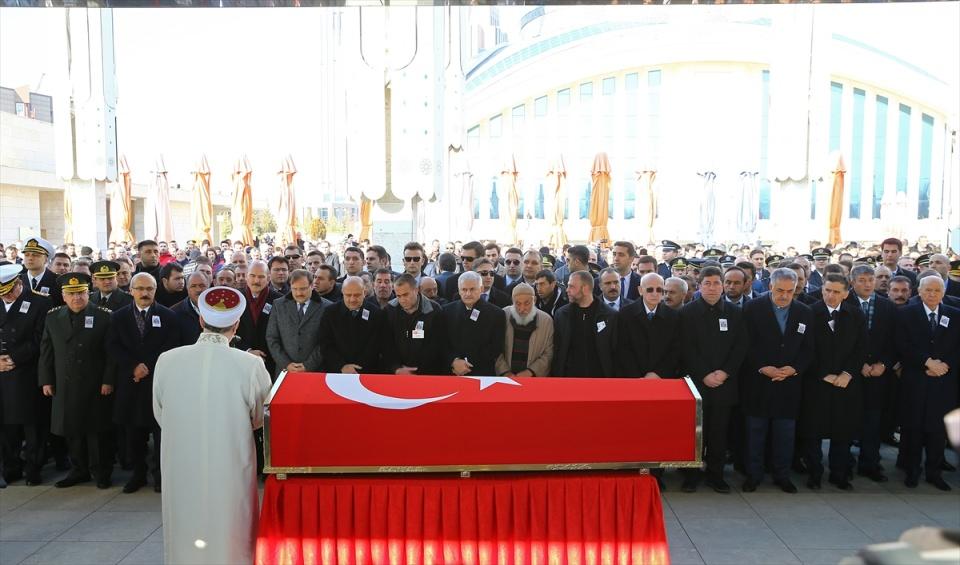 <p>Şehit Muratoğlu için Ahmet Hamdi Akseki Camisi'nde askeri tören düzenlendi. Şehidin annesi Nurten, babası Şener Muratoğlu ve kardeşleri Hatice Muratoğlu ile Deniz Yıldırım, cami avlusunda taziyeleri kabul etti.</p>
<p> </p>