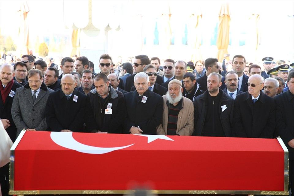 <p>Törene, TBMM Başkanı İsmail Kahraman, Başbakan Binali Yıldırım, Başbakan Yardımcıları Hakan Çavuşoğlu ve Fikri Işık, İçişleri Bakanı Süleyman Soylu, Kalkınma Bakanı Lütfi Elvan, MHP Genel Başkanı Devlet Bahçeli, AK Parti Genel Başkan Yardımcısı Hayati Yazıcı, Genelkurmay İkinci Başkanı Orgeneral Ümit Dündar, Kara Kuvvetleri Komutanı Orgeneral Yaşar Güler, Deniz Kuvvetleri Komutanı Koramiral Adnan Özbal, Jandarma Genel Komutanı Orgeneral Arif Çetin, Emniyet Genel Müdürü Selami Altınok, Ankara Valisi Ercan Topaca ile milletvekilleri, şehit ve gazi yakınları, garnizonda görevli askerler, emniyet mensupları ile çok sayıda vatandaş katıldı.</p>
<p> </p>
