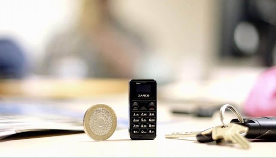 <p>Her ne kadar ufacık olsa da bir cep telefonundan beklenen her şeyi yapabiliyor.</p>

<p> </p>
