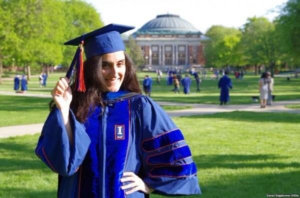 <p>2009’da Sabancı Üniversitesi’nde Malzeme Bilimi ve Mühendisliği bölümünü bitirdi ve Fulbright bursu kazanarak UIUC’da Malzeme Bilimi ve Mühendisliği bölümünde doktora yapmak üzere ABD’ye gitti</p>
