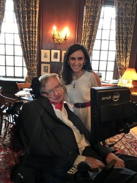 <p>Harvard Üniversitesi’nde Stephen Hawking’in kara delikler üzerine verdiği konferansa katılan Canan Dağdeviren, “O benim kahramanım” mesajıyla Hawking’le bir fotoğraf paylaşmıştı</p>