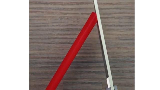<p>Pipeti fotoğraftaki gibi keserek lavabo içine sokarsanır lavaboyu tıkayan ip vb. şeyleri çıkarmış olursunuz.</p>