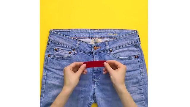<p>Lastik parçasını, kot pantolonun arka iç kısmına ölçünüze göre çektikten sonra dikmeniz yeterli.</p>
