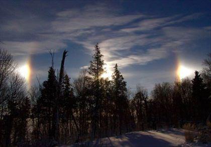 <p>"Bir cuma g&uuml;n&uuml;, neredeyse bir saat s&uuml;reyle g&ouml;ky&uuml;z&uuml;nde tam &uuml;&ccedil; tane g&uuml;neş g&ouml;rd&uuml;k. Diğer iki tanesi, "bildiğimiz" g&uuml;neş kadar parlak olmasa da, olduk&ccedil;a belirgindiler. Bunun bir mucizeden fazlası olduğunu hissettim..."</p>

<p>&nbsp;</p>
