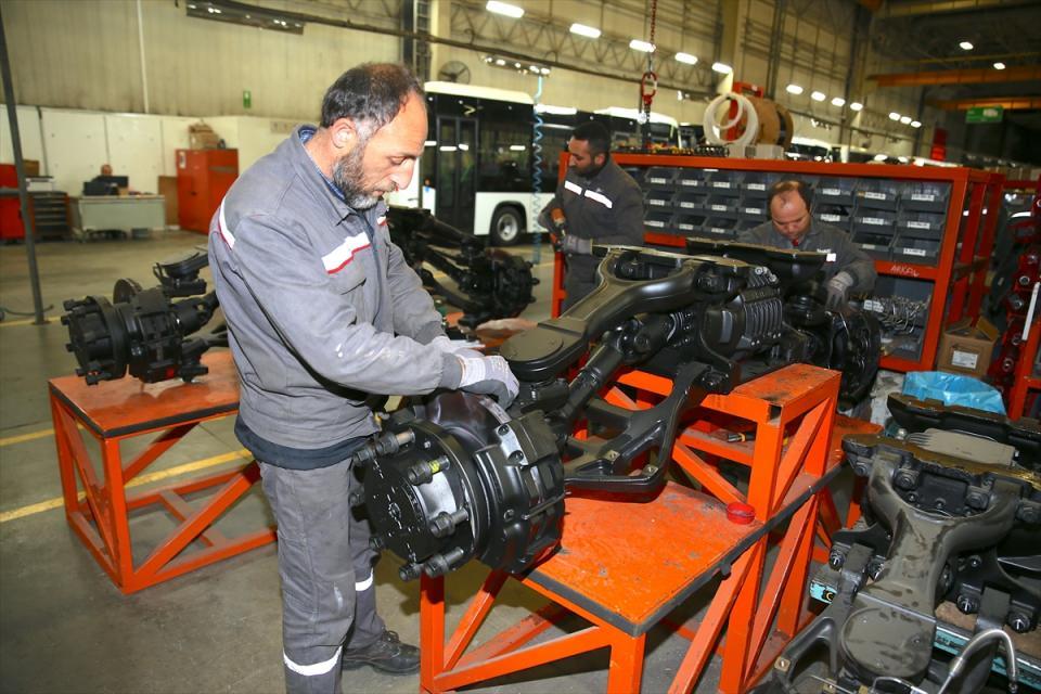 <p><strong>"Otokar, milli ve yerli kimliğiyle öne çıkıyor"</strong></p>

<p>Otokar Genel Müdürü Serdar Görgüç, AA muhabirine, hem ticari hem de askeri araçlar ürettiklerini söyledi.</p>
