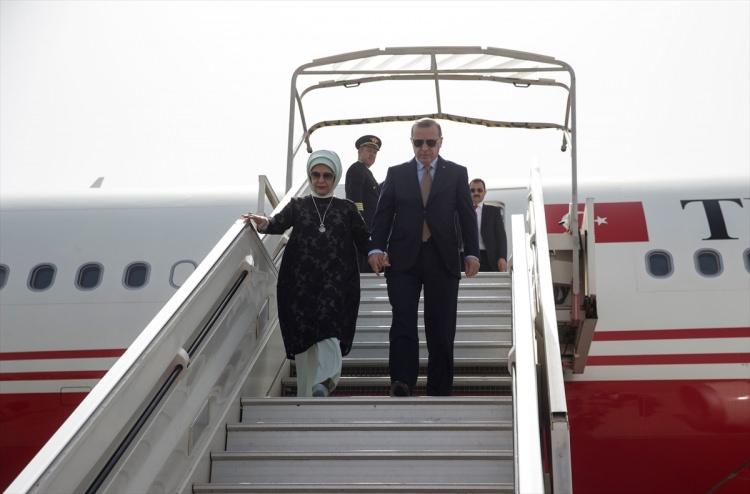 <p>Cumhurbaşkanı Erdoğan, resmi temaslarda bulunmak için Çad'ın Encemine şehrine geldi. Ziyaret, Cumhurbaşkanlığı düzeyinde yapılan ilk ziyaret olması özelliğini taşıyor.</p>
<p> </p>