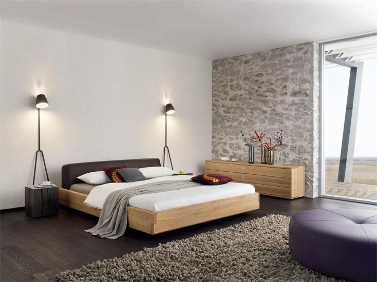<p>Odayı ferah göstermek için ise krem rengi yatak örtüsünü kullanabilirsiniz.</p>
