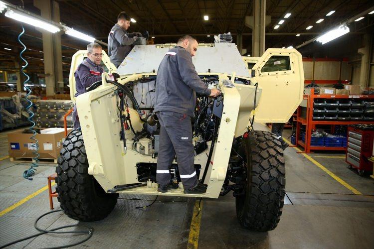 <p>Meskun mahal ve kırsal alanlarda her türlü koşullarda yüksek hareket kabiliyetine sahip 30 ton ağırlığındaki Cobra ll, taktik tekerlekli zırhlı aracı, tam bağımsız süspansiyon sistemi, merkezi lastik şişirme sistemi, lastiklerdeki "Patlak Gider" özelliği ve ABS özellikli diskli fren sistemi sayesinde her türlü zorlu arazide kolayca hareket edebiliyor.</p>