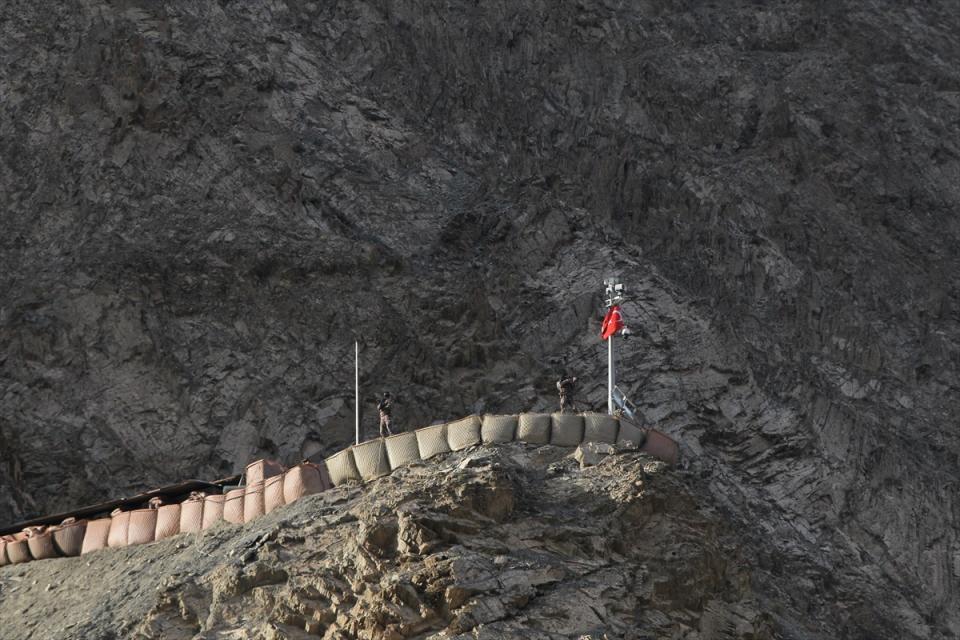 <p>AA foto muhabirlerinin yurt içinde ve dışında çektiği fotoğrafları inceleyen özel harekatçılar, "Yaşam" kategorisinde Cem Öksüz'ün "Türk Yıldızları İzmir'de", "Haber" kategorilerinde Özkan Bilgin'in "Mehmetçik'in bayram namazı" ve Wisam Hashlamoun'un Batı Şeria'nın El-Halil kentinde çekilen "Direnişin sembolü 16 yaşındaki çocuk" fotoğrafı için oy kullandı.</p>
<p> </p>