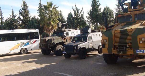 <p>Gerçeği aratmayan ve drone ile görüntülenen tatbikatı izlemeye gelen emniyet personeli, arkadaşlarının başarısını alkışlayarak kutladı.</p>
