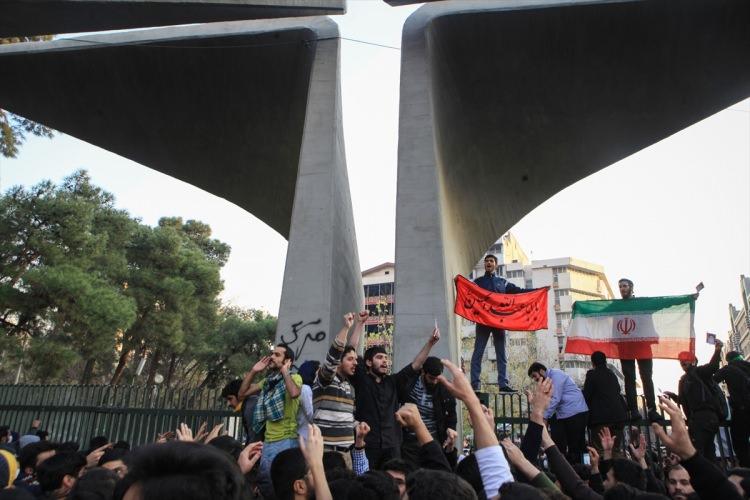 <p>İran Cumhurbaşkanı Ruhani, protestolarla yanına taraftar toplamak için yapabilir. İkinci durumda ise uzun zamandır İran’da sosyo ekonomik açıdan bir protesto gösterisi bekleniyordu. Haliyle Yemen’de Husilere, Lübnan’da Hizbullaha, Irak’da Haşdi Şabi’ye ve Suriye’de Esed rejimine yönelik sürekli destek sağlıyor. Tabi bu destekler ciddi oranlarda maddi yük getiriyor.” dedi.</p>
