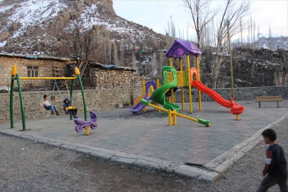 <p>İlçe halkının eski belediye yönetimi tarafından hizmetlerden yoksun bırakıldığına işaret eden Şener, daha önce çeşmeden adeta çikolata renginde su aktığını, hazırladıkları projeyle kısa sürede Beytüşşebap'ı sağlıklı suya kavuşturacaklarını vurguladı. </p>

<p> </p>
