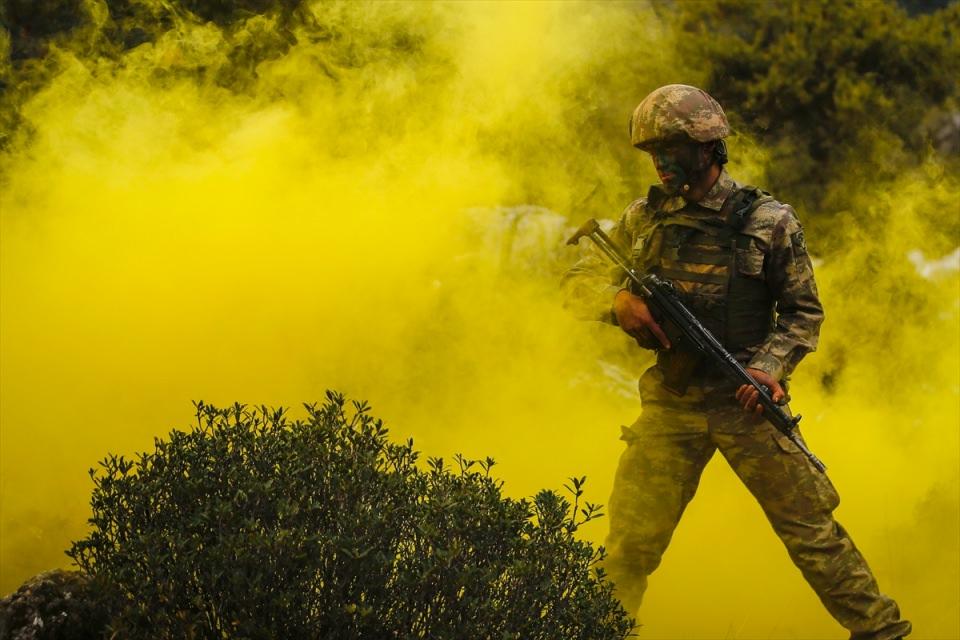 <p>Eğirdir Dağ Komando ve Eğitim Merkezi Komutanlığı'nda verilen ve dünyada sadece birkaç ülkenin gerçekleştirebildiği "Teröristle Mücadele Harekatı Tatbikatı"nda komandolar, zorlu hava, arazi ve iklim şartlarında eğitim alarak, senaryo gereği çıkan çatışmada teröristleri imha etti.</p>