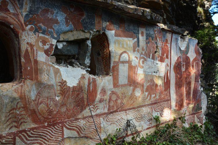 <p>Restorasyondan sonra manastırın bütün bölümlerine girilebileceğini dile getiren Ayvazoğlu, “Sümela Manastırı denizden yaklaşık bin 300 rakıma sahip Karadağ’ın yamacında, bulunmuş olduğu yer itibariyle bir gizeme sahip. Özellikle restorasyon yapıldıktan sonra Sümela'nın gizemini gezerek göreceğiz. Manastırda restorasyon öncesi sadece belirli alanlara girilebilirken tamamlanacak restorasyondan sonra artık Sümela Manastırı'nda ziyaretçilerimizin daha fazla noktaya girme imkanına sahip olacaklar” dedi.</p>
<p> </p>