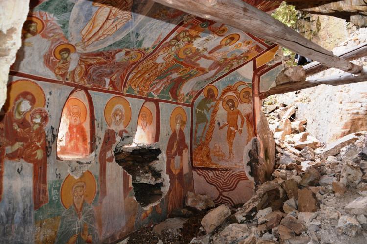 <p>“Gizemini koruyan girilmemiş pek çok şapel yer almakta”<br />
Gizemini koruyan ve girilmemiş birçok şapelin olduğunu belirten Ayvazoğlu, “Ulaşılamayan, yolu olmayan, kayanın diğer ucunda bulunan şapelden başka manastırın içerisinde yine gizemini koruyan girilmemiş pek çok şapel yer almaktadır. Bu şapelleri ve aynı zamanda mutfak ve öğrenci odalarını görebileceğimiz bir yapı ortaya çıkmış olacak. Hem restorasyonla fresklerimizin bulunmuş olduğu bölümler daha güzel bir şekilde gün yüzüne çıkacak hem de bahsetmiş olduğumuz bu alanları ziyaretçilerimiz gezerek Sümela’nın tüm gizemine kavuşmuş olacaklar. Ulaşımı zor olan diğer şapele ise restorasyonun bitme aşamasına yakın yapacağımız ahşap bir yolla ziyaretçilerimize açmayı planlıyoruz" diye konuştu. </p>