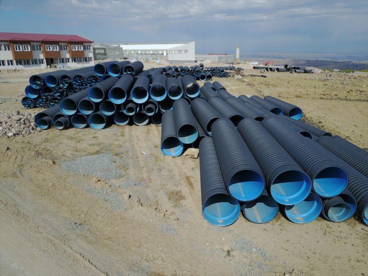 <p><strong>İlçe sakinlerinden çalışmalarla ilgili olumlu geri dönüşler aldıklarını aktaran Kadıoğlu, sözlerini şöyle sürdürdü:</strong></p>
<p>"İlçemizde son derece ilkel şartlarda bir mezbahane vardı, 400 bin lira gibi bir rakam harcanarak Avrupa standartlarına uygun bir mezbahane yapımı gerçekleştirildi. Toprak ve stabilize olan yollara 36 bin metrekare kilitli parke taşı döşendi, bunun yaklaşık maliyeti 500 bin lira civarında. Kardeş belediyelerimizin de katkılarıyla 17 çocuk parkı, iki basketbol sahası, piknik masaları, oturma bankları yapıldı, eski olan parklarımızın bakım-onarımına devam edildi.unun da yaklaşık maliyeti 800 bin lira civarında. Yine 100 bin lira gibi bir maliyetle 3 kilometrelik yeni yol açıldı. Yaklaşık 17 kilometre stabilize yolun bakım ve onarımları yapıldı."</p>