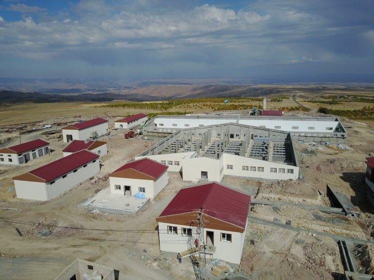 <p><strong>Taşkın sorunu çözüldü </strong></p>

<p>Kadıoğlu, şehir merkezinin bulunduğu konum nedeniyle bahar aylarında sıkça su taşkınlarının yaşanmasıyla zarar gören Tuzluca'nın yapılan dev yatırımla bu sorundan da kurtulduğunun altını çizerek, şunları kaydetti:</p>

<p> </p>
