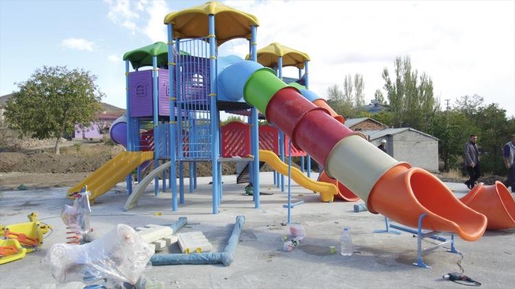 <p>"Devlet Su İşlerinin (DSİ) bir uygulama projesi olarak geliştirilen, yaklaşık 6 milyon lira maliyetle ilçemizde taşkın koruma uygulaması yapılmış ve yaklaşık 2 kilometre dere ıslah edilmiştir. Spor Toto Teşkilatınca tamamen nizami ölçülerde bir futbol stadyumu yapıldı, iki amatör spor kulübümüz maçlarını bu stadyumda yapmaktadır, bunun da yaklaşık olarak maliyeti 1 milyon 300 bin lira civarındadır. İlçemizin en büyük sorunu olan sulama sorununu çözmek için DSİ ile yapılan çalışmalarda Göktaş köyü yolunda gölet yapılması işi 2018 yılı yatırım programına alınmıştır, böylelikle ilçemizin kırsal kesimlerindeki sulama suyu problemi büyük oranda halledilecek." </p>
