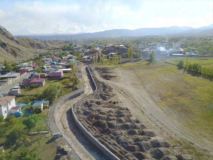 <p><strong>Ünlendi Barajı en hızlı ilerleme dönemini yaşıyor </strong></p>

<p>Aras Dağlarından gelen akarsuların önüne kurulan, onlarca yıldır yapımı devam ederken son 10 yıllık süreçte sona gelinen Ünlendi Barajı'nın yakında hizmete açılacağını aktaran Kadıoğlu, şunları söyledi:</p>
