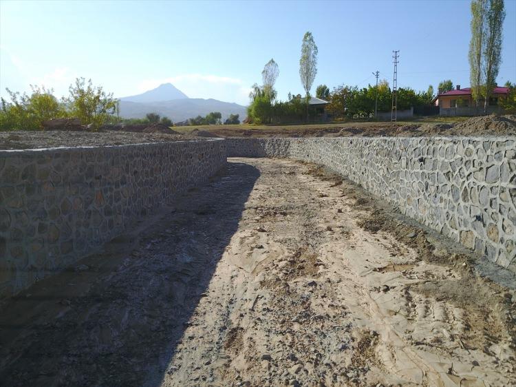 <p>"63 yıl önce planlanmış, oradaki bekçilerin emekli olduğuyla alakalı rivayetlerin olduğu ve maliyeti 50 milyon lira olan Ünlendi Barajı, Iğdır'a, üç ilçemize ve 70 köyümüze sulama ve içme suyu verecek. Bu baraj en hızlı devresini son 11 aylık periyotta yaptı. Vatandaşımızla devletimizin kucaklaşması sayesinde bu işler hızlanıyor. 2018 yılında Iğdır'a ve üç ilçeye içme suyu verilecek, 2019 yılının sonuna doğru da barajın gövdesi tamamlanarak Tuzluca merkezinin ve köylerinin sulama sorunu halledilmiş olacak."</p>

<p> </p>
