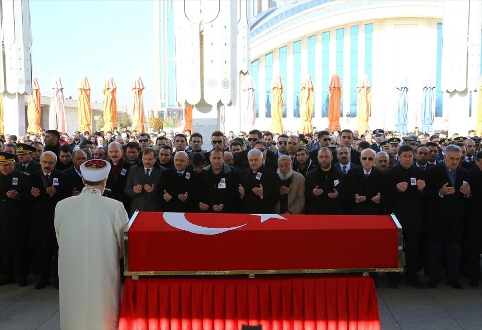 <p>Top arabası, arkasındaki kortejin eşliğinde cami avlusundan ayrıldı. Kortejde şehidin babası Şener Muratoğlu, TBMM Başkanı Kahraman, Başbakan Yıldırım ile MHP Genel Başkanı Bahçeli de yan yana yürüdü.</p>

<p> </p>
