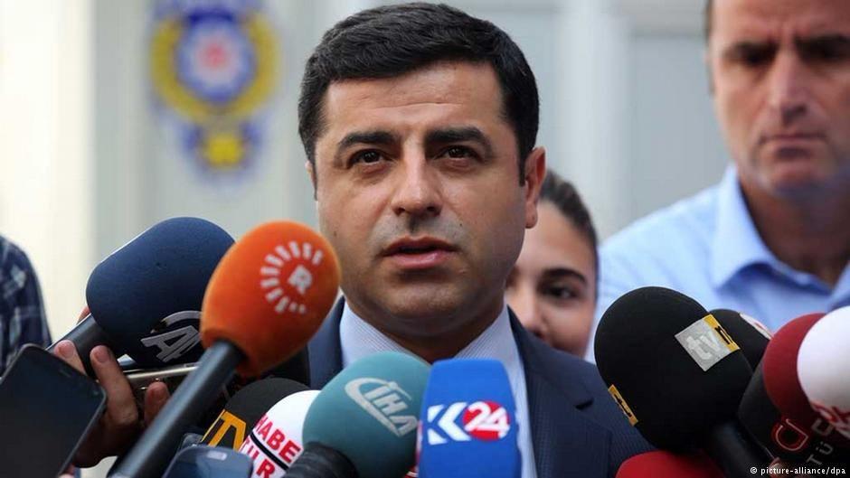 <p>HDP Eş Genel Başkanı Demirtaş'ın, hakkında "Türkiye Cumhuriyeti hükümetini alenen aşağılama" suçundan açılan davada yargılanmasına başlandı.</p>

<p> </p>
