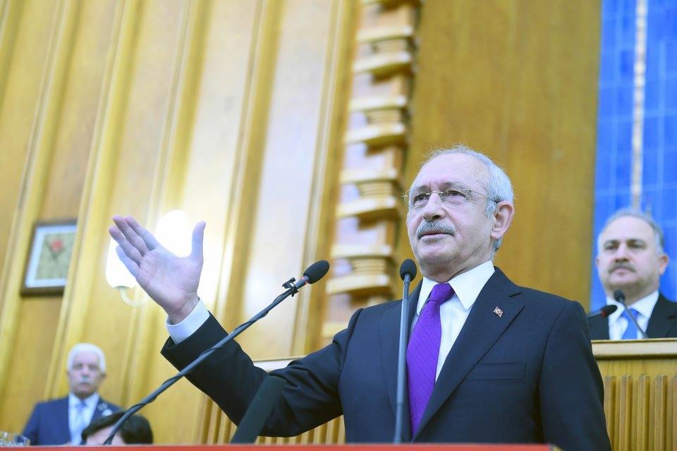 <p>CHP Genel Başkanı Kılıçdaroğlu, partisinin TBMM Grup Toplantısı'nda, anayasa değişikliği halk oylaması kararıyla ilgili Anayasa Mahkemesine başvurmayacaklarını açıkladı.</p>

<p> </p>
