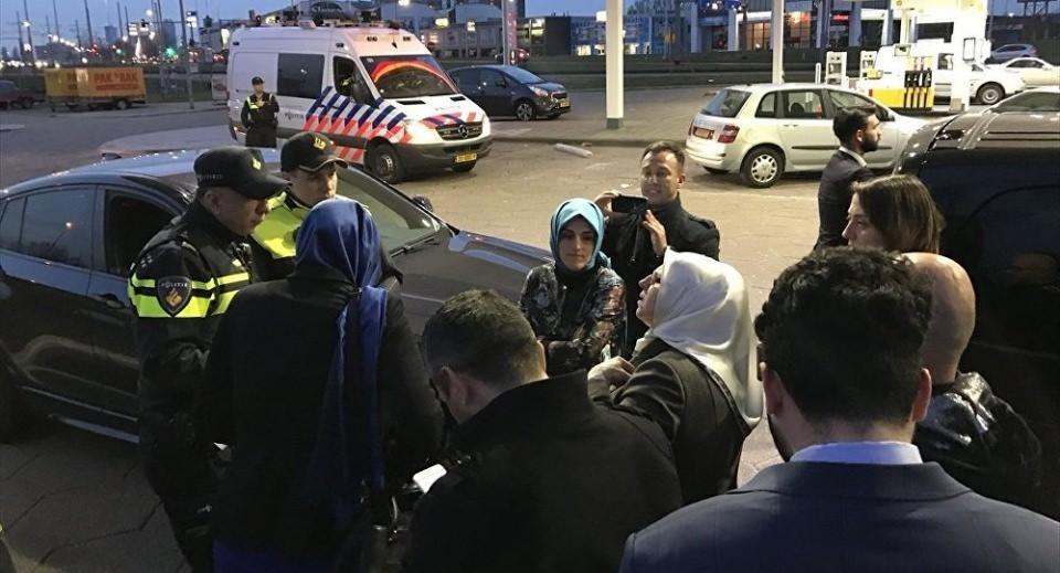 <p>Aile ve Sosyal Politikalar Bakanı Kaya'nın Hollanda'da Türk toplumuyla ve diplomatik temsilcilerle bir araya gelmek amacıyla yapacağı ziyaretler engellendi ve Kaya'nın Türkiye'nin Rotterdam Başkonsolosluğuna girişine izin verilmedi. Hollanda polisi, olaya tepki gösteren Türkleri güç kullanarak dağıttı. </p>