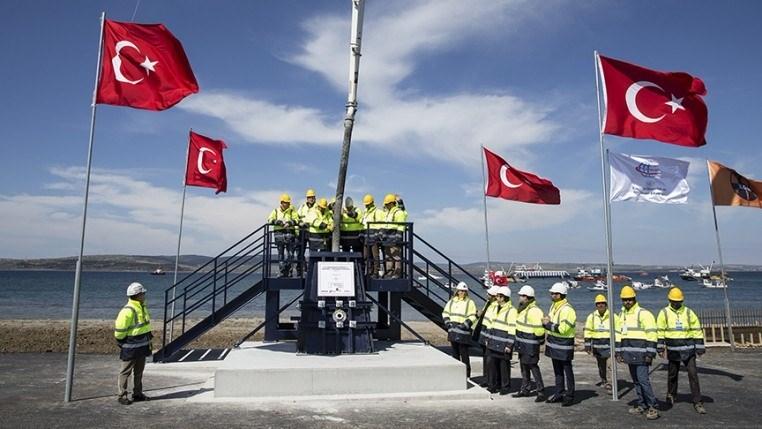 <p>Yeni Zigana Tüneli, ''Çanakkale 1915 Köprüsü'' ile Malkara-Çanakkale Otoyolu'nun temelleri, ayrı ayrı düzenlenen törenlerle atıldı.</p>
<p> </p>