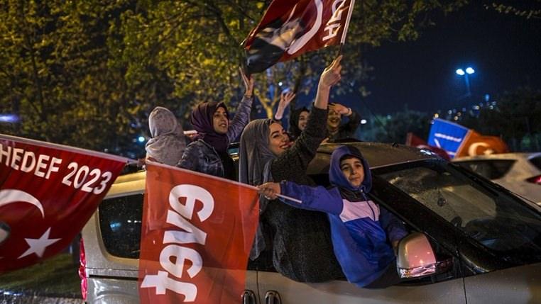 <p>Türkiye, nisan ayında cumhurbaşkanlığı hükümet sistemini öngören anayasa değişikliğini oylamak için sandık başına gitti. </p>
<p> </p>