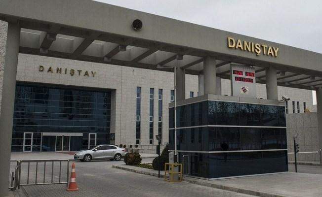 <p>Halk oylamasının ardından, YSK'nın "sandık kurulu mührü taşımayan oy pusulalarının geçerli sayılması"na ilişkin kararının tartışıldığı nisan ayında Yüksek Seçim Kurulu, CHP, HDP ve Vatan Partisinin halk oylamasının tam kanunsuzluk nedeniyle iptaline ilişkin taleplerini bire karşı 10 üyenin oy çokluğuyla reddetti. CHP'nin, YSK'nın mühürsüz oyların geçersiz sayılmasına ilişkin kararının iptali ve yürütmesinin durdurulması istemiyle Danıştayda açtığı dava da reddedildi. </p>
<p> </p>